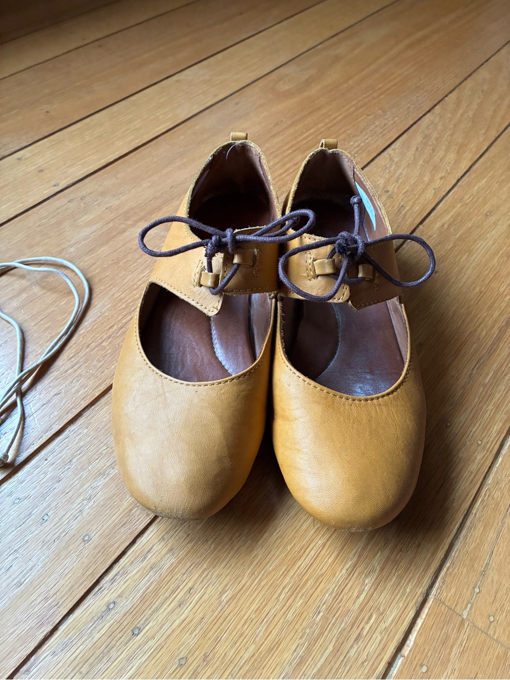 Sergio Tomani mustard yellow leather flats. - Picture 3 of 6